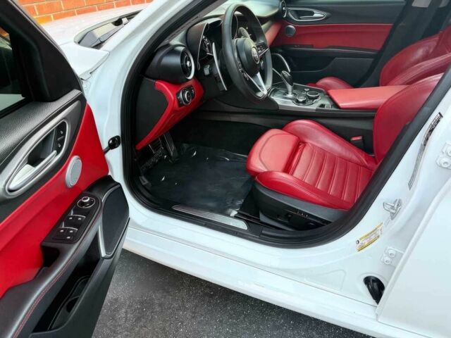 Белый Альфа Giulia, объемом двигателя 2 л и пробегом 43 тыс. км за 9500 $, фото 8 на Automoto.ua