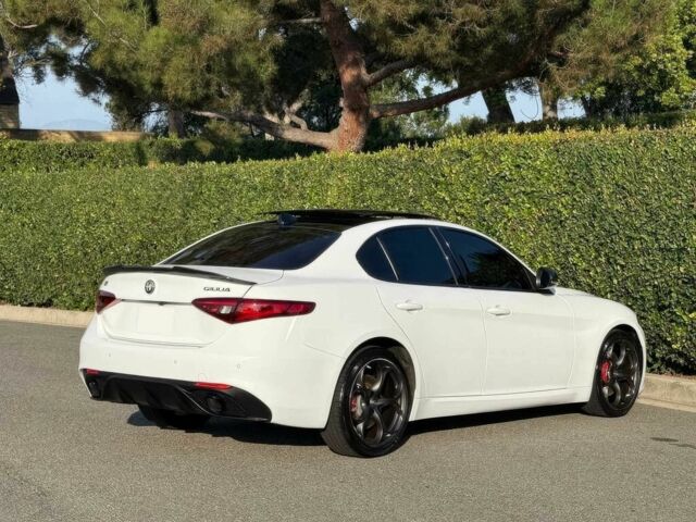 Белый Альфа Giulia, объемом двигателя 2 л и пробегом 43 тыс. км за 9500 $, фото 7 на Automoto.ua