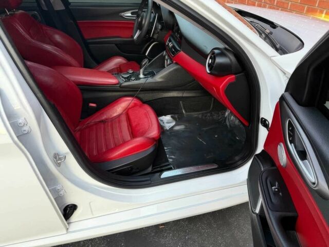 Белый Альфа Giulia, объемом двигателя 2 л и пробегом 43 тыс. км за 9500 $, фото 9 на Automoto.ua