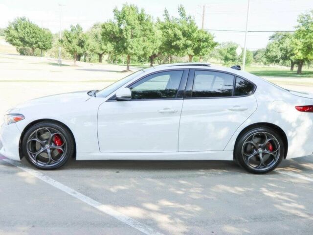 Белый Альфа Giulia, объемом двигателя 2 л и пробегом 42 тыс. км за 8900 $, фото 3 на Automoto.ua