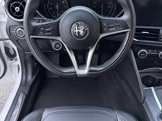 Белый Альфа Giulia, объемом двигателя 2 л и пробегом 34 тыс. км за 13000 $, фото 11 на Automoto.ua