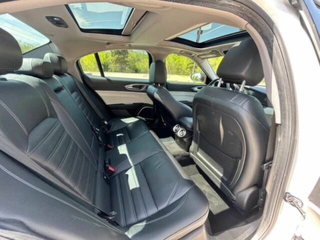 Белый Альфа Giulia, объемом двигателя 2 л и пробегом 36 тыс. км за 15000 $, фото 11 на Automoto.ua