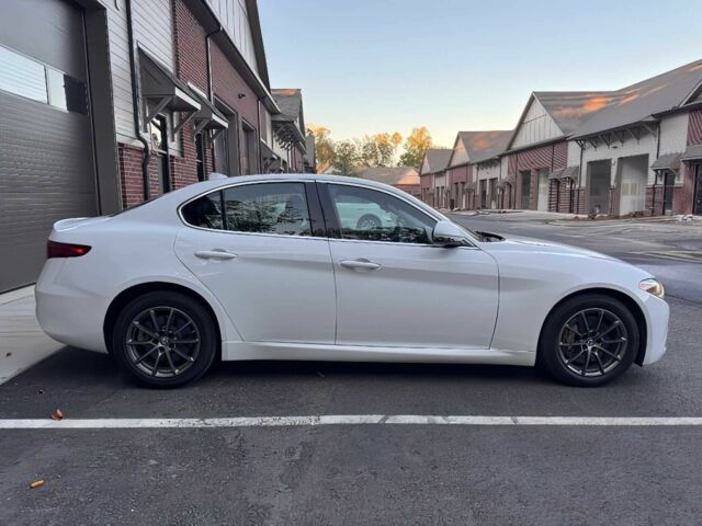 Белый Альфа Giulia, объемом двигателя 2 л и пробегом 34 тыс. км за 13000 $, фото 7 на Automoto.ua