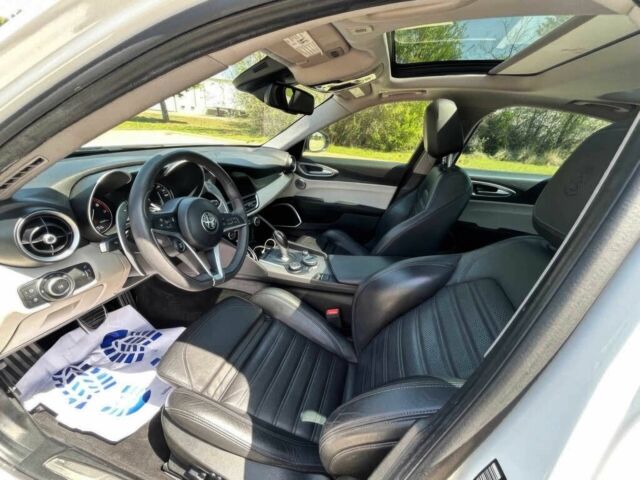 Белый Альфа Giulia, объемом двигателя 2 л и пробегом 36 тыс. км за 15000 $, фото 8 на Automoto.ua