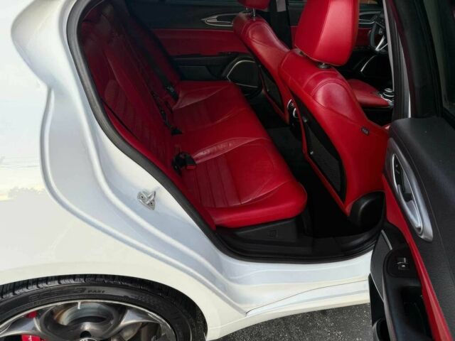 Белый Альфа Giulia, объемом двигателя 2 л и пробегом 43 тыс. км за 9500 $, фото 13 на Automoto.ua