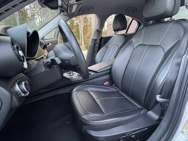 Белый Альфа Giulia, объемом двигателя 2 л и пробегом 34 тыс. км за 13000 $, фото 8 на Automoto.ua