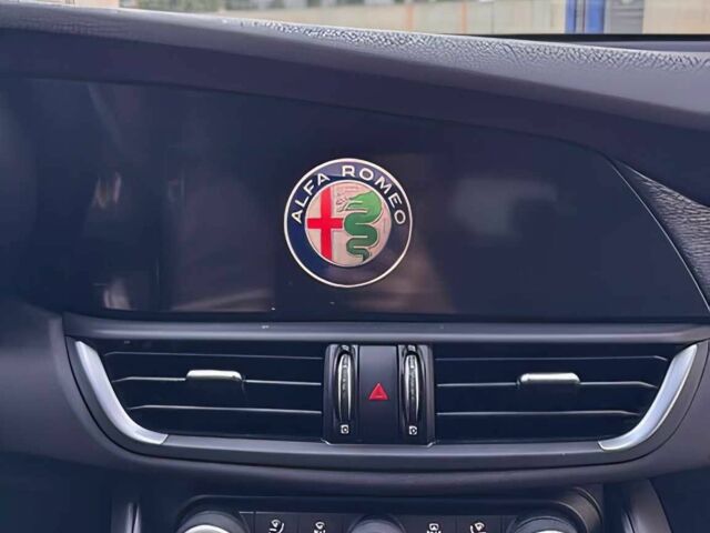 Белый Альфа Giulia, объемом двигателя 2 л и пробегом 34 тыс. км за 13000 $, фото 10 на Automoto.ua