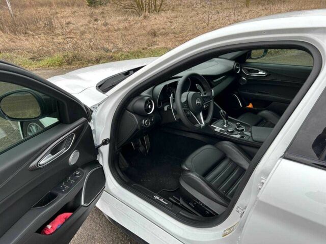 Белый Альфа Giulia, объемом двигателя 2 л и пробегом 21 тыс. км за 25700 $, фото 13 на Automoto.ua