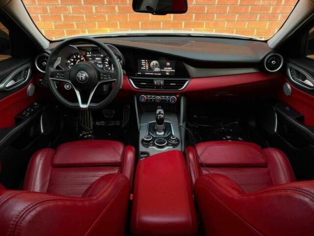 Белый Альфа Giulia, объемом двигателя 2 л и пробегом 43 тыс. км за 9500 $, фото 11 на Automoto.ua