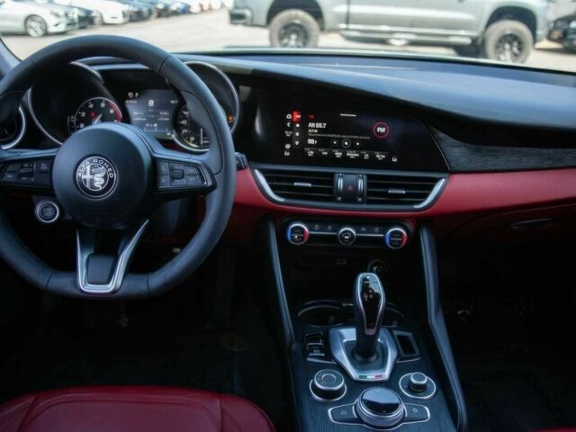 Белый Альфа Giulia, объемом двигателя 2 л и пробегом 42 тыс. км за 14000 $, фото 8 на Automoto.ua