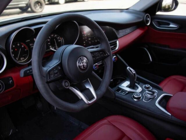 Белый Альфа Giulia, объемом двигателя 2 л и пробегом 42 тыс. км за 14000 $, фото 7 на Automoto.ua