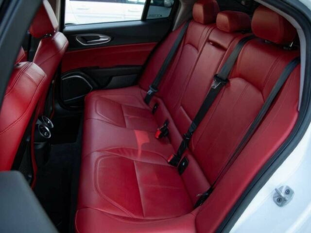 Белый Альфа Giulia, объемом двигателя 2 л и пробегом 42 тыс. км за 14000 $, фото 9 на Automoto.ua