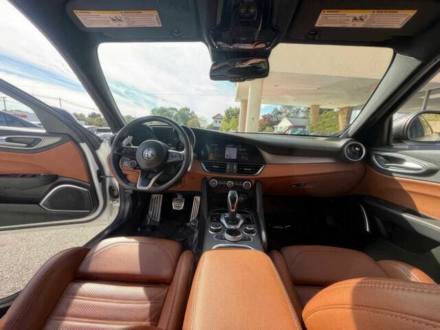 Белый Альфа Giulia, объемом двигателя 2 л и пробегом 29 тыс. км за 12300 $, фото 8 на Automoto.ua