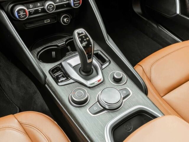 Белый Альфа Giulia, объемом двигателя 2 л и пробегом 20 тыс. км за 12700 $, фото 13 на Automoto.ua