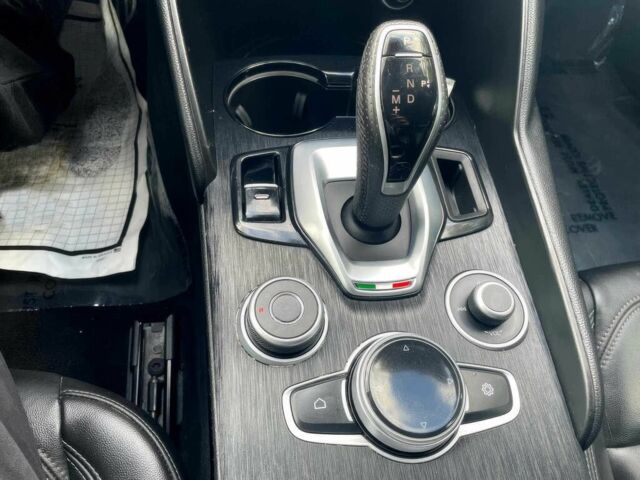 Білий Альфа Giulia, об'ємом двигуна 2 л та пробігом 35 тис. км за 13000 $, фото 11 на Automoto.ua