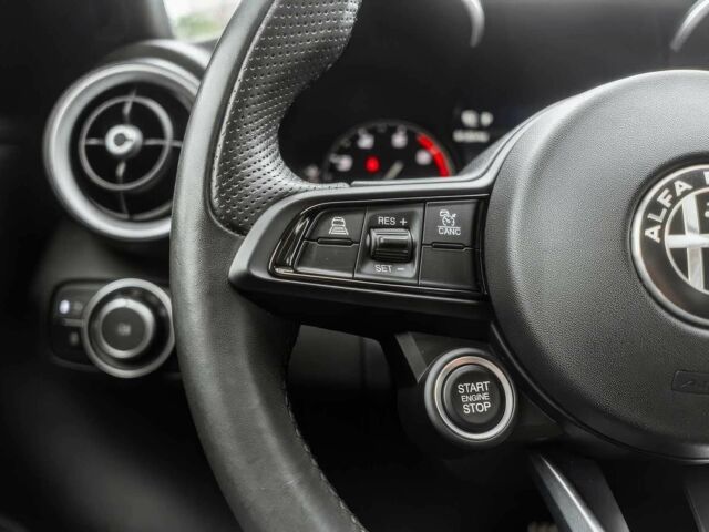 Белый Альфа Giulia, объемом двигателя 2 л и пробегом 20 тыс. км за 12700 $, фото 9 на Automoto.ua
