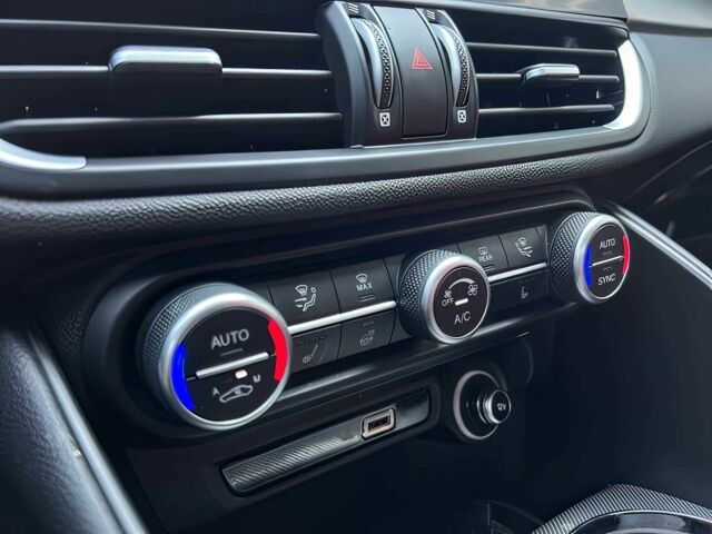 Білий Альфа Giulia, об'ємом двигуна 2 л та пробігом 34 тис. км за 17300 $, фото 9 на Automoto.ua