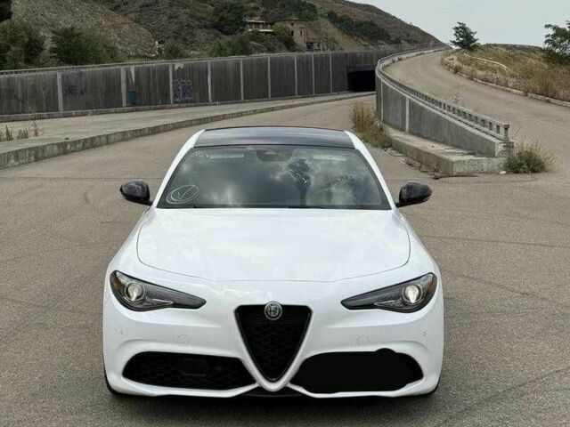 Белый Альфа Giulia, объемом двигателя 2 л и пробегом 39 тыс. км за 18300 $, фото 2 на Automoto.ua