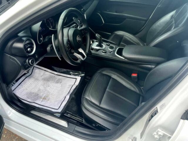 Білий Альфа Giulia, об'ємом двигуна 2 л та пробігом 35 тис. км за 13000 $, фото 7 на Automoto.ua