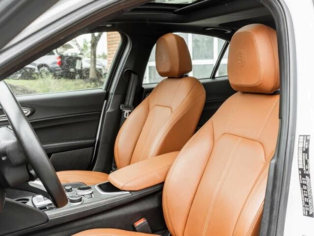 Белый Альфа Giulia, объемом двигателя 2 л и пробегом 20 тыс. км за 12700 $, фото 6 на Automoto.ua