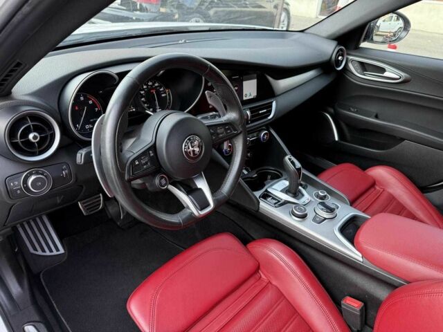 Белый Альфа Giulia, объемом двигателя 2 л и пробегом 39 тыс. км за 18300 $, фото 10 на Automoto.ua