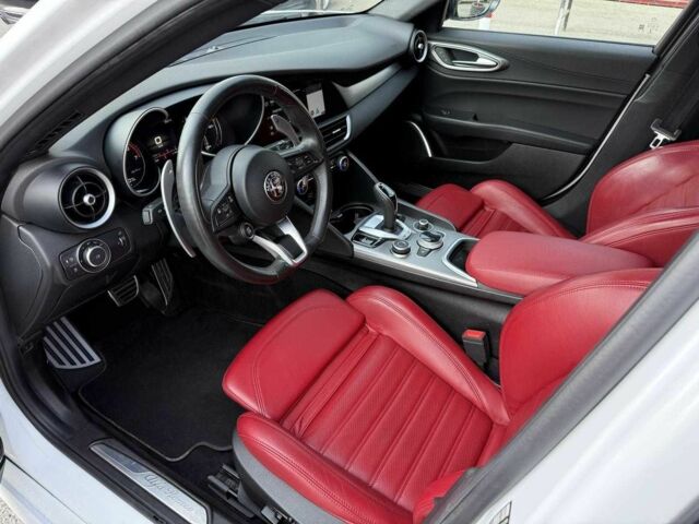 Белый Альфа Giulia, объемом двигателя 2 л и пробегом 39 тыс. км за 18300 $, фото 9 на Automoto.ua