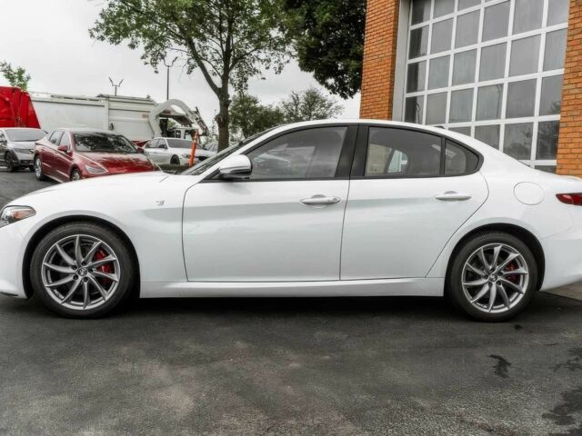 Белый Альфа Giulia, объемом двигателя 2 л и пробегом 20 тыс. км за 12700 $, фото 2 на Automoto.ua