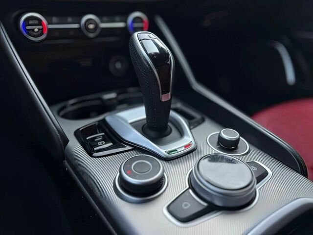 Білий Альфа Giulia, об'ємом двигуна 2 л та пробігом 34 тис. км за 17300 $, фото 10 на Automoto.ua