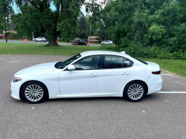 Білий Альфа Giulia, об'ємом двигуна 2 л та пробігом 35 тис. км за 13000 $, фото 2 на Automoto.ua