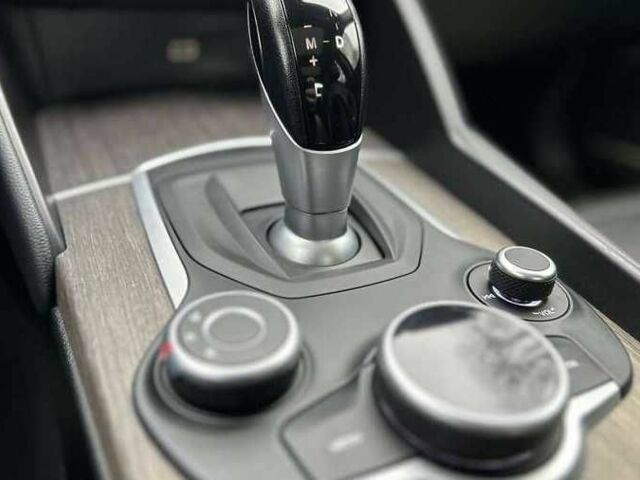 Черный Альфа Giulia, объемом двигателя 2 л и пробегом 50 тыс. км за 15500 $, фото 7 на Automoto.ua