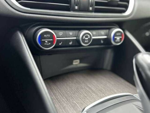 Черный Альфа Giulia, объемом двигателя 2 л и пробегом 50 тыс. км за 15500 $, фото 6 на Automoto.ua