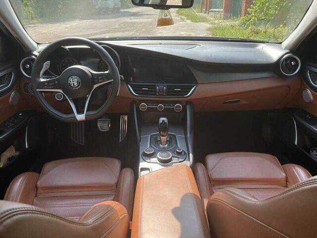 Черный Альфа Giulia, объемом двигателя 2 л и пробегом 104 тыс. км за 16900 $, фото 10 на Automoto.ua