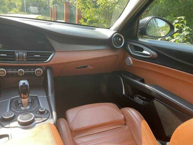 Черный Альфа Giulia, объемом двигателя 2 л и пробегом 104 тыс. км за 16900 $, фото 11 на Automoto.ua