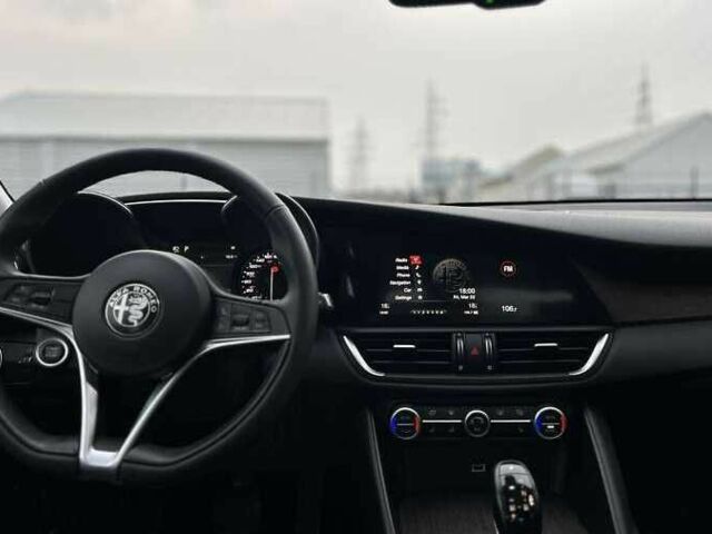 Черный Альфа Giulia, объемом двигателя 2 л и пробегом 50 тыс. км за 15500 $, фото 5 на Automoto.ua