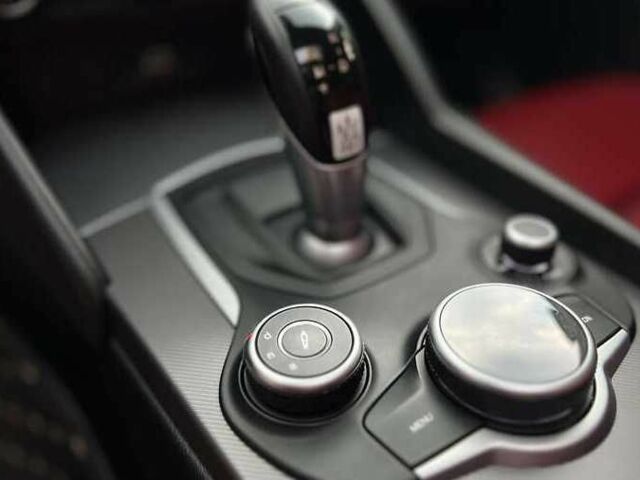Черный Альфа Giulia, объемом двигателя 2 л и пробегом 40 тыс. км за 14400 $, фото 12 на Automoto.ua
