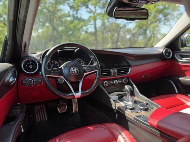Черный Альфа Giulia, объемом двигателя 2 л и пробегом 37 тыс. км за 5900 $, фото 7 на Automoto.ua