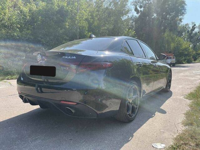 Черный Альфа Giulia, объемом двигателя 2 л и пробегом 104 тыс. км за 16900 $, фото 8 на Automoto.ua