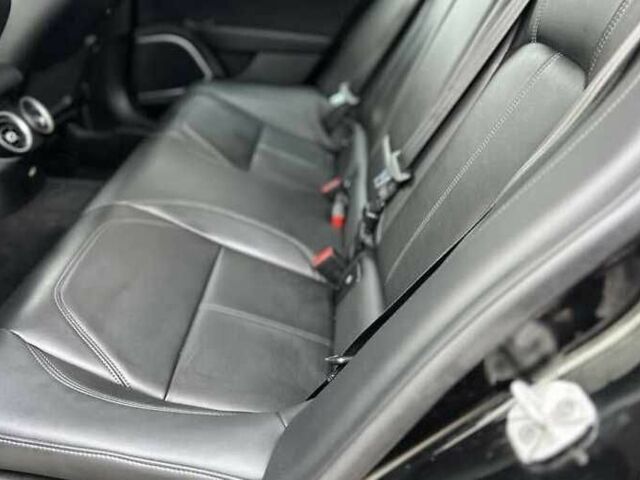 Черный Альфа Giulia, объемом двигателя 2 л и пробегом 50 тыс. км за 15500 $, фото 10 на Automoto.ua