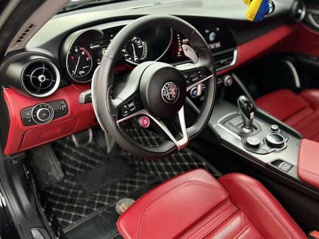 Черный Альфа Giulia, объемом двигателя 2 л и пробегом 40 тыс. км за 14400 $, фото 10 на Automoto.ua
