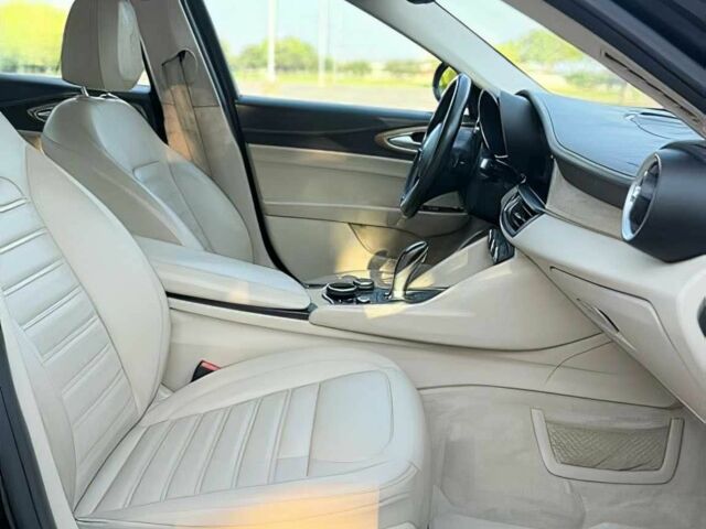 Черный Альфа Giulia, объемом двигателя 2 л и пробегом 45 тыс. км за 10000 $, фото 11 на Automoto.ua