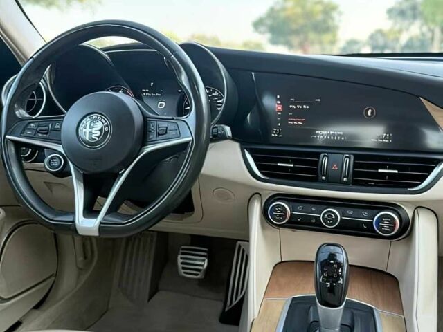 Черный Альфа Giulia, объемом двигателя 2 л и пробегом 45 тыс. км за 10000 $, фото 10 на Automoto.ua