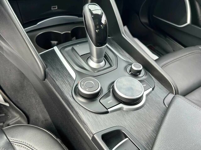 Черный Альфа Giulia, объемом двигателя 2 л и пробегом 33 тыс. км за 16500 $, фото 11 на Automoto.ua