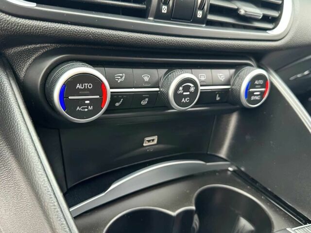 Черный Альфа Giulia, объемом двигателя 2 л и пробегом 33 тыс. км за 16500 $, фото 6 на Automoto.ua