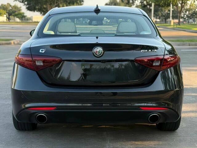 Черный Альфа Giulia, объемом двигателя 2 л и пробегом 45 тыс. км за 10000 $, фото 5 на Automoto.ua