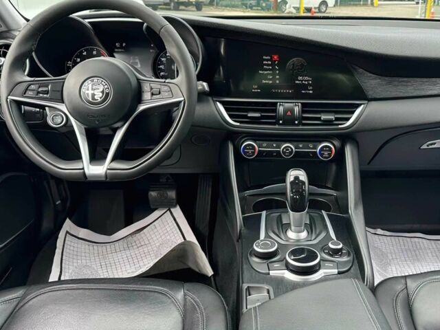 Черный Альфа Giulia, объемом двигателя 2 л и пробегом 33 тыс. км за 16500 $, фото 10 на Automoto.ua