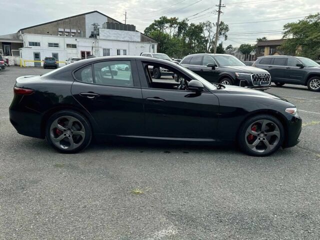 Черный Альфа Giulia, объемом двигателя 2 л и пробегом 33 тыс. км за 16500 $, фото 5 на Automoto.ua