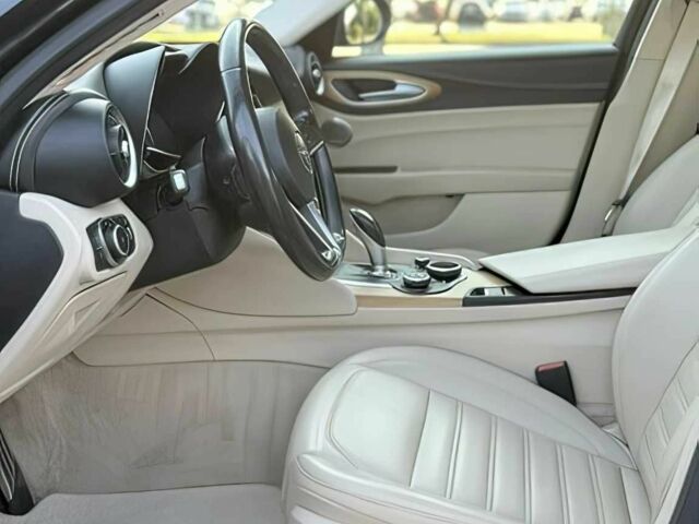 Черный Альфа Giulia, объемом двигателя 2 л и пробегом 45 тыс. км за 10000 $, фото 8 на Automoto.ua