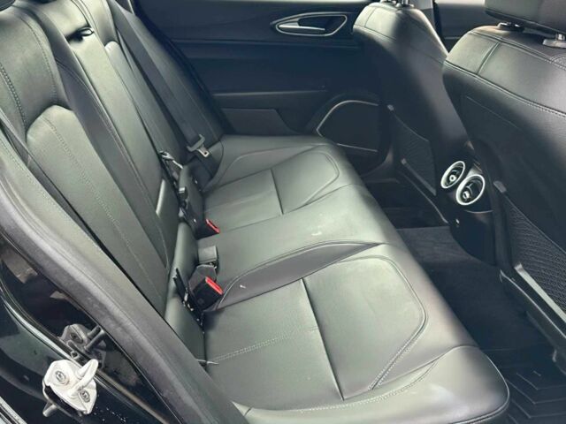 Черный Альфа Giulia, объемом двигателя 2 л и пробегом 33 тыс. км за 16500 $, фото 16 на Automoto.ua