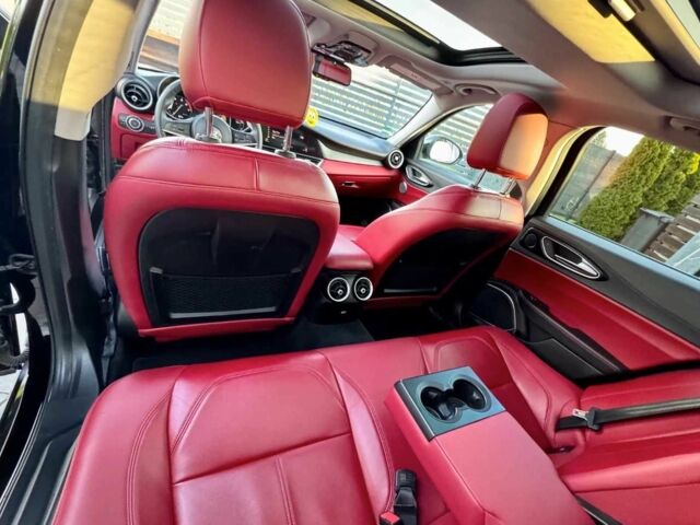 Черный Альфа Giulia, объемом двигателя 2 л и пробегом 54 тыс. км за 10900 $, фото 4 на Automoto.ua