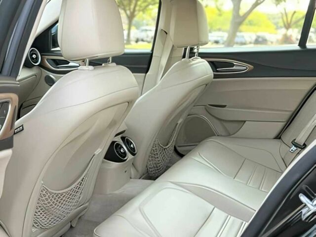 Черный Альфа Giulia, объемом двигателя 2 л и пробегом 45 тыс. км за 10000 $, фото 12 на Automoto.ua